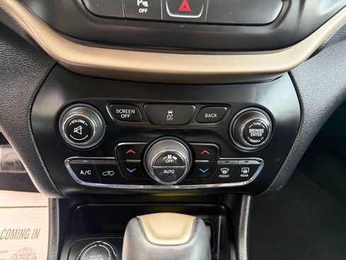 Used 2018 Jeep Cherokee Limited AWD/4WD image 12