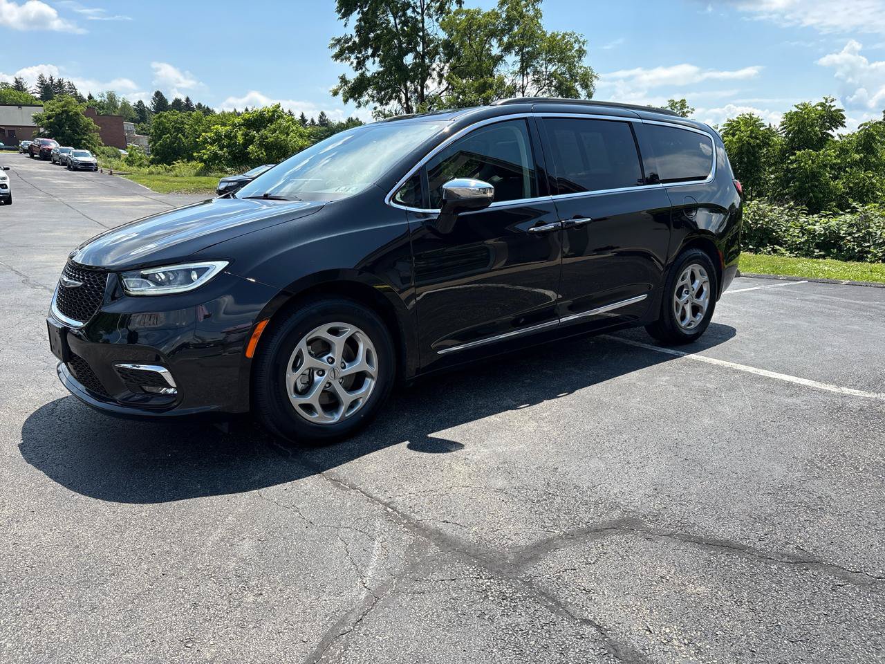 Used 2023 Chrysler Pacifica Limited FWD image 34