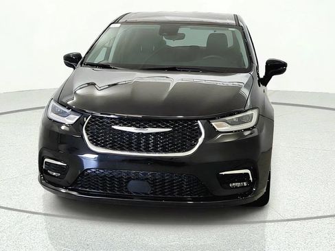 Used 2023 Chrysler Pacifica Touring-L FWD image 2