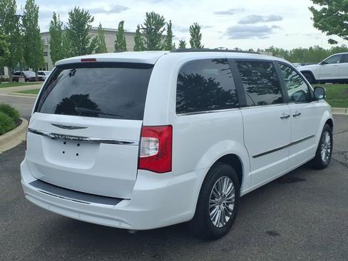 Used 2014 Chrysler Town & Country Touring-L w/ Driver Convenience Group FWD image 4