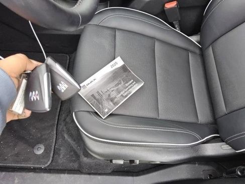 Used 2025 Buick Enclave Preferred image 9