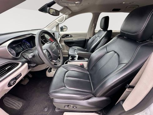 Used 2023 Chrysler Pacifica Touring-L FWD image 18