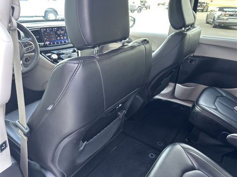 Used 2023 Chrysler Pacifica Touring-L FWD image 23