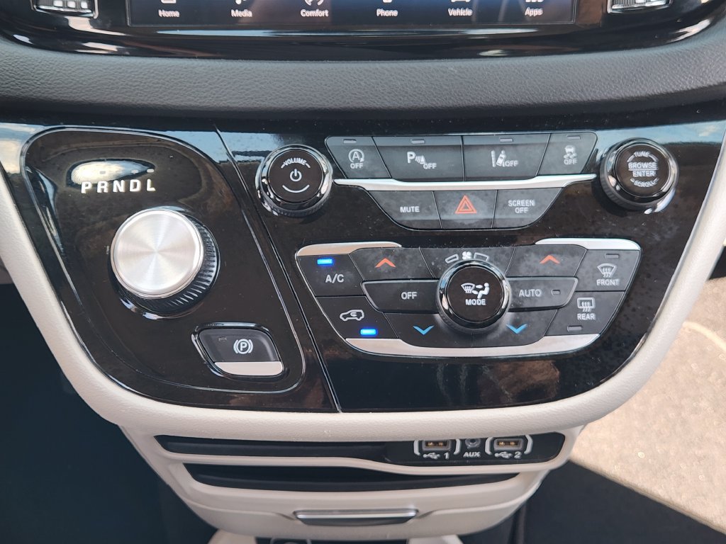 Used 2024 Chrysler Pacifica Touring-L FWD image 15