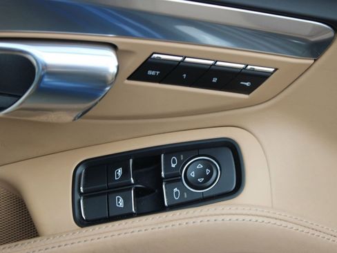 Used 2018 Porsche 718 Boxster image 13