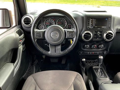 Used 2017 Jeep Wrangler Unlimited Sahara image 17