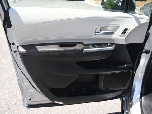 Certified 2023 Toyota Sienna Platinum FWD image 10