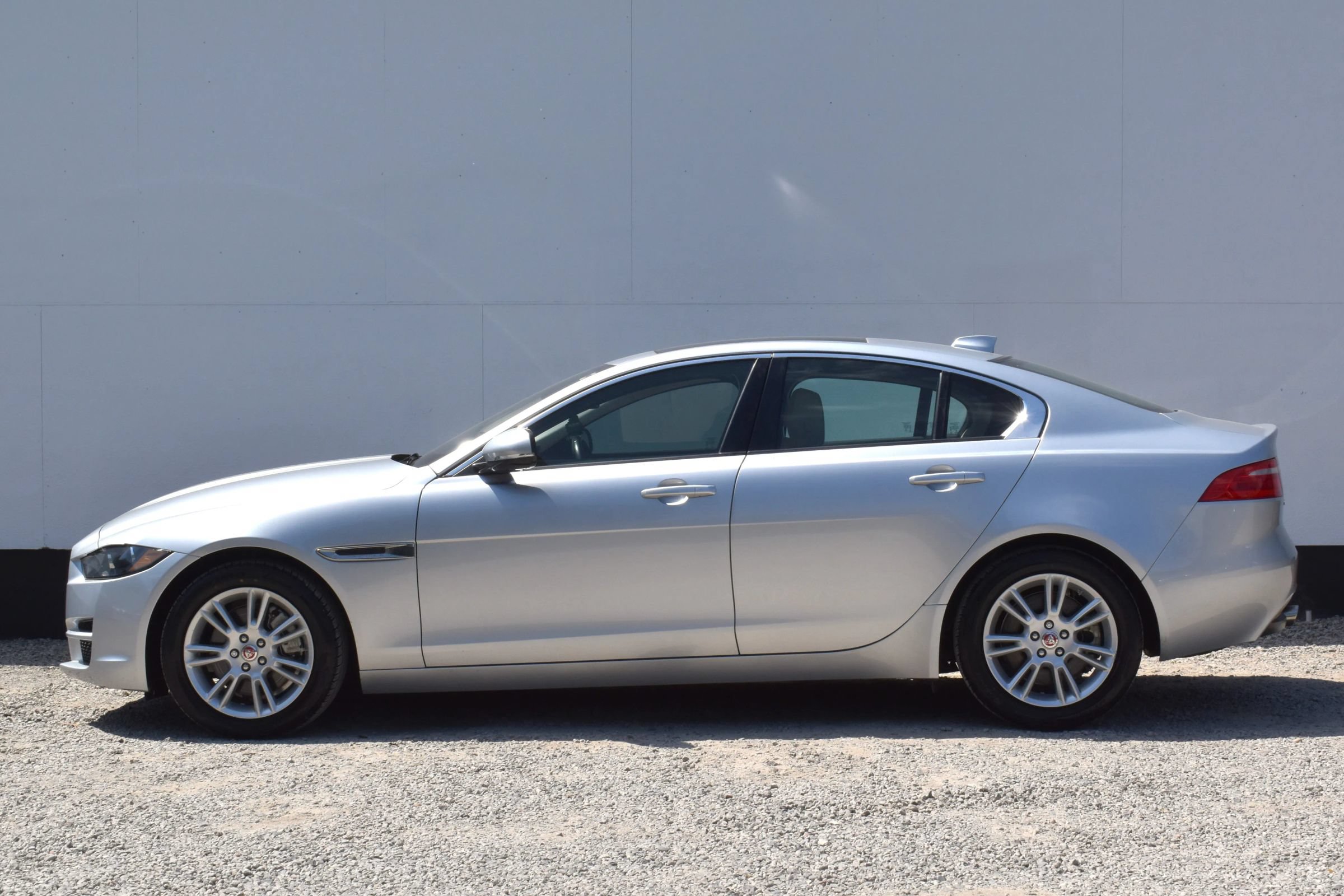 Used 2017 Jaguar XE Premium RWD image 37