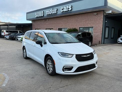 Used 2025 Chrysler Pacifica Select FWD image 2