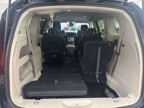 Used 2024 Chrysler Pacifica Touring-L image 11