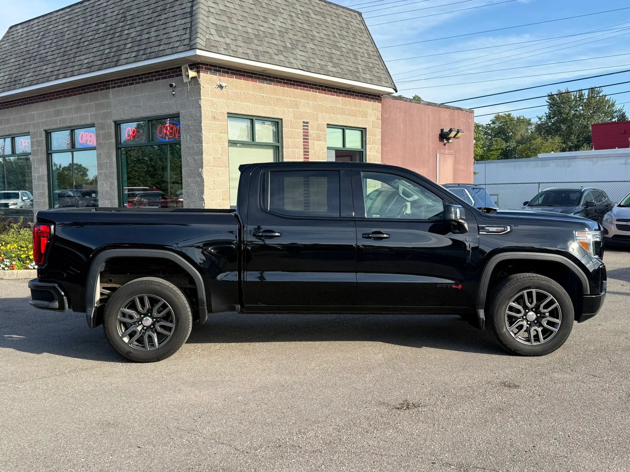 Used 2021 GMC Sierra 1500 AT4 w/ AT4 Value Package AWD/4WD image 4