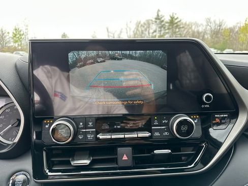 Used 2023 Toyota Highlander XLE AWD/4WD image 45