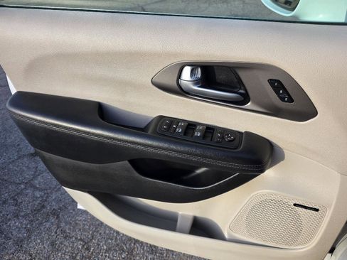 Used 2018 Chrysler Pacifica Limited image 36