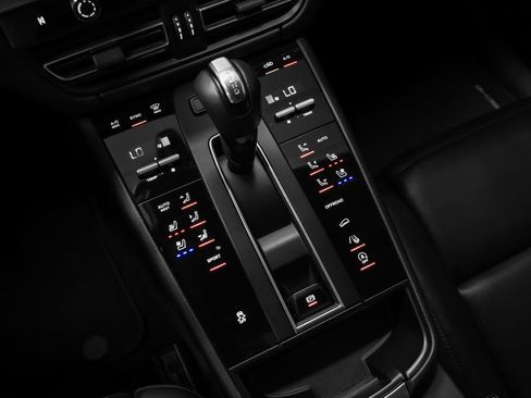 Certified 2022 Porsche Macan AWD/4WD image 33