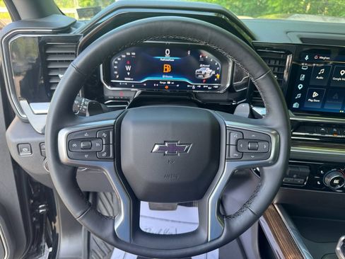 Used 2025 Chevrolet Silverado 1500 LT Trail Boss w/ Dark Appearance Package AWD/4WD image 15