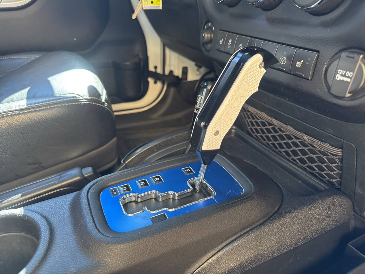 Used 2015 Jeep Wrangler Unlimited Rubicon w/ Connectivity Group AWD/4WD image 14