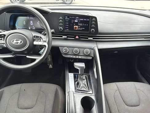 Used 2025 Hyundai Elantra SE FWD image 18