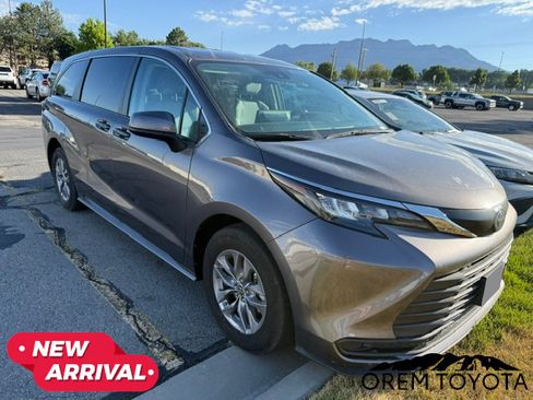 Used 2024 Toyota Sienna LE FWD image 16