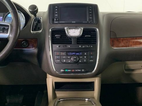 Used 2012 Chrysler Town & Country Touring-L w/ Premium Group FWD image 23