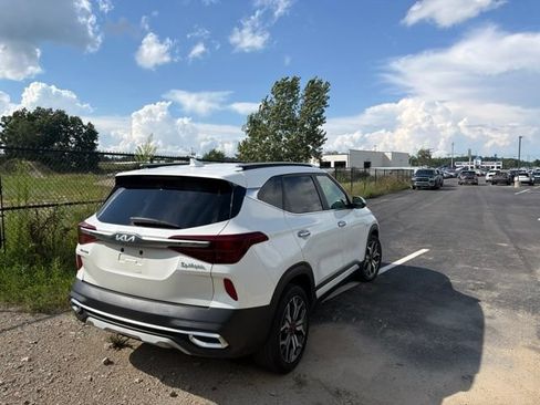 Certified 2023 Kia Seltos SX w/ SX Sunroof Package AWD/4WD image 8