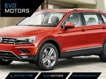 Used 2020 Volkswagen Tiguan SE w/ Panoramic Sunroof Package