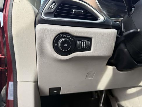 Used 2018 Chrysler Pacifica Touring-L image 14