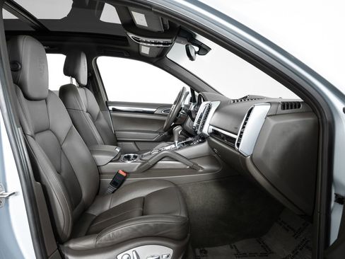 Used 2018 Porsche Cayenne Platinum Edition w/ Premium Package image 26