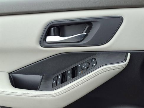 Used 2024 Nissan Rogue SV image 16