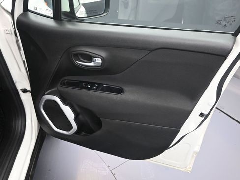 Used 2020 Jeep Renegade Latitude w/ Cold Weather Group image 32