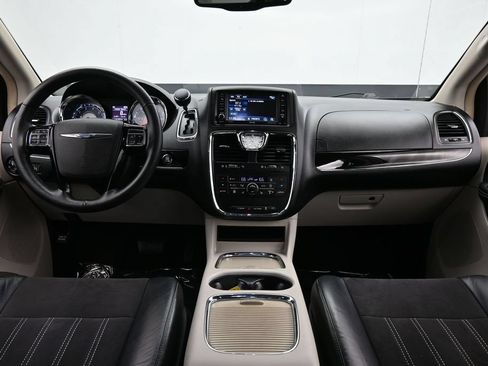 Used 2014 Chrysler Town & Country Touring-L FWD image 41