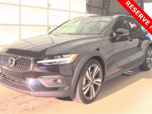 Used 2025 Volvo V60 B5 Cross Country Plus image 1
