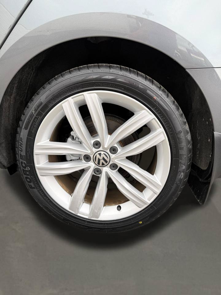Used 2018 Volkswagen Passat 2.0T SE FWD image 36