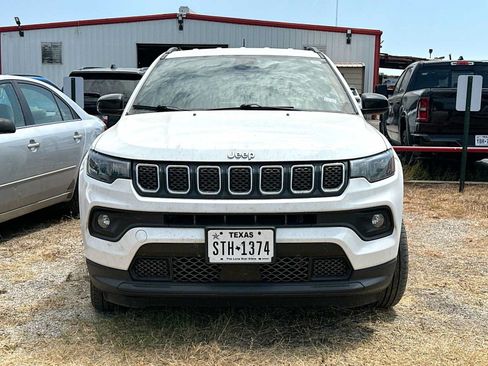 Used 2023 Jeep Compass Latitude AWD/4WD image 2