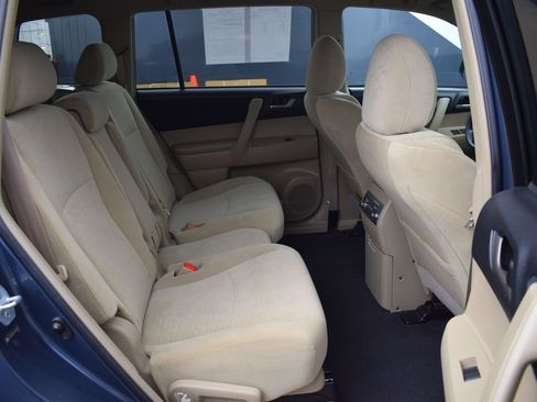 Used 2012 Toyota Highlander FWD w/ Tech Pkg image 11