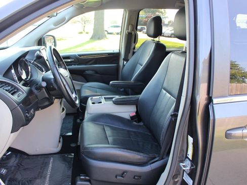 Used 2016 Chrysler Town & Country Touring FWD image 13