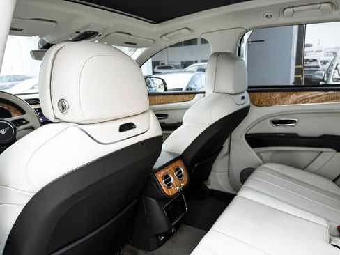 Used 2022 Bentley Bentayga AWD/4WD image 31