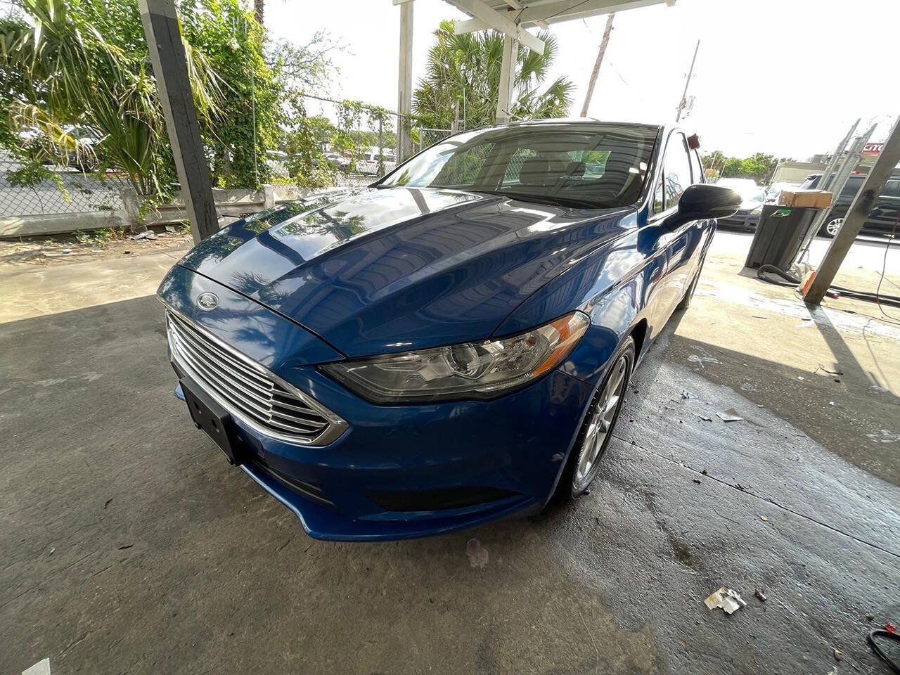 Used 2017 Ford Fusion SE FWD image 3