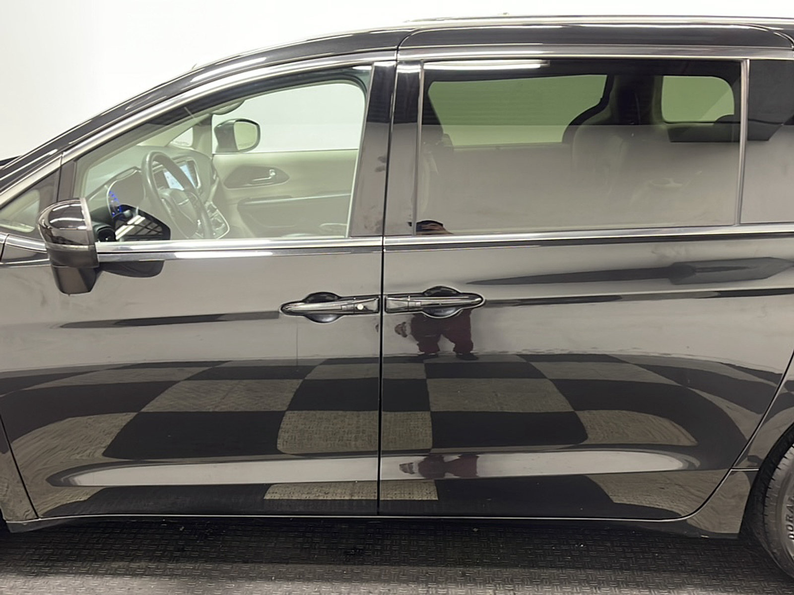 Used 2023 Chrysler Pacifica Touring-L FWD image 13