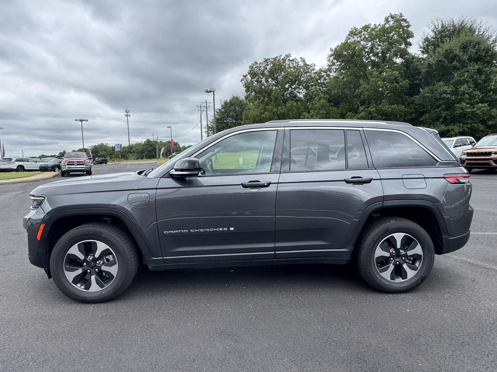 Used 2024 Jeep Grand Cherokee Limited 4xe AWD/4WD image 8