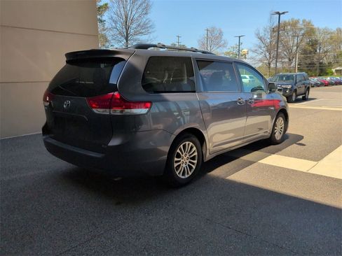 Used 2012 Toyota Sienna XLE image 6