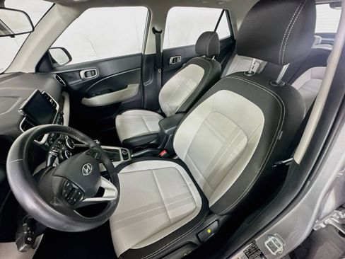Used 2025 Hyundai Venue SEL FWD image 13