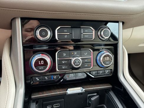 Used 2021 GMC Yukon Denali w/ Denali Premium Package AWD/4WD image 18