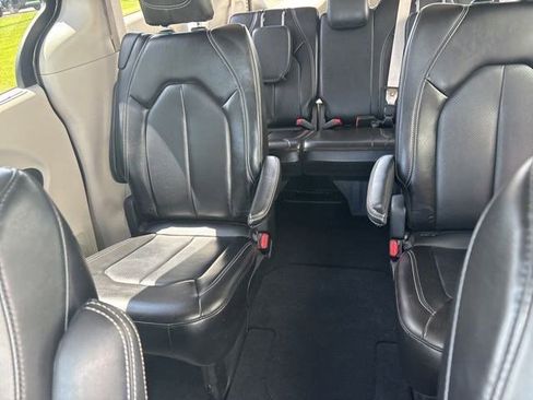 Used 2023 Chrysler Pacifica Touring-L FWD image 27