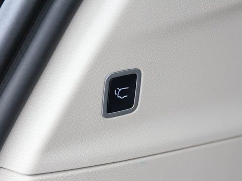 Used 2022 Chrysler Voyager LX image 10