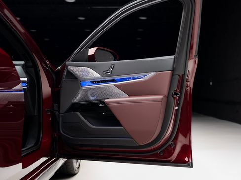 Used 2023 BMW i7 xDrive60 w/ Parking Assistance Package image 58