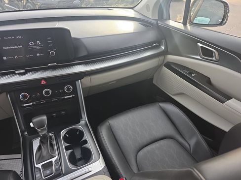 Used 2023 Kia Carnival LX FWD image 20