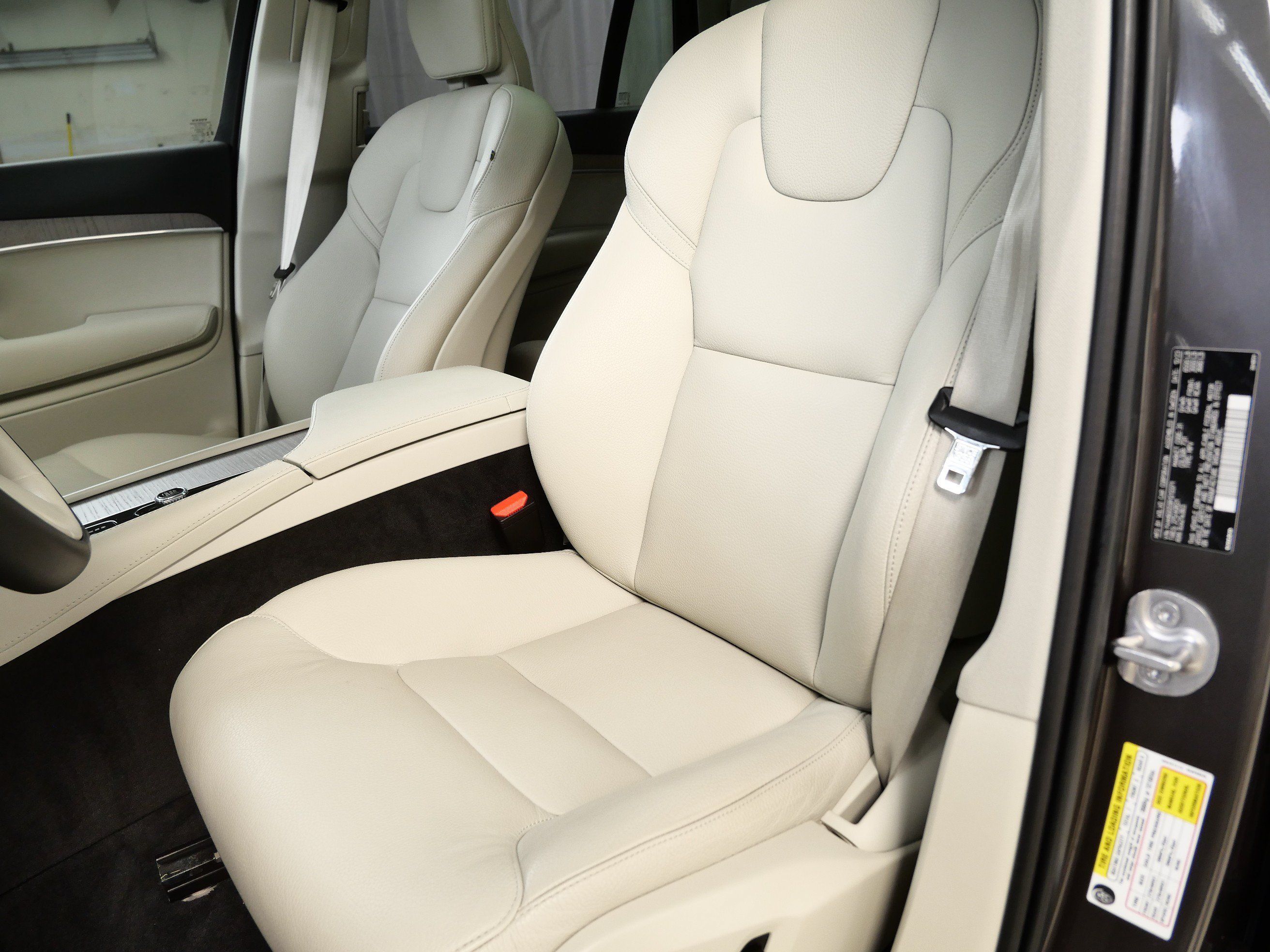 Used 2024 Volvo XC90 T8 Plus w/ Protection Package Premier AWD/4WD image 3