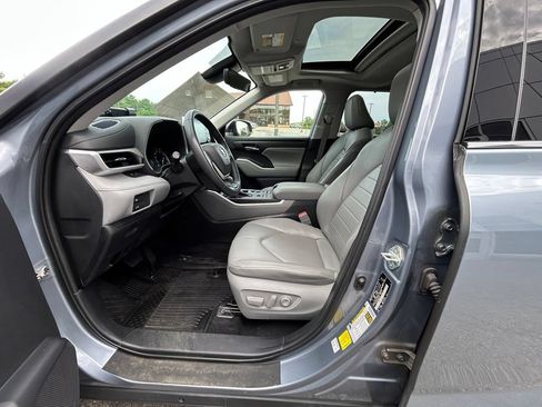 Used 2022 Toyota Highlander XLE AWD/4WD image 16