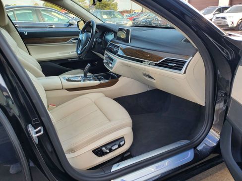 Used 2018 BMW 750i xDrive image 30