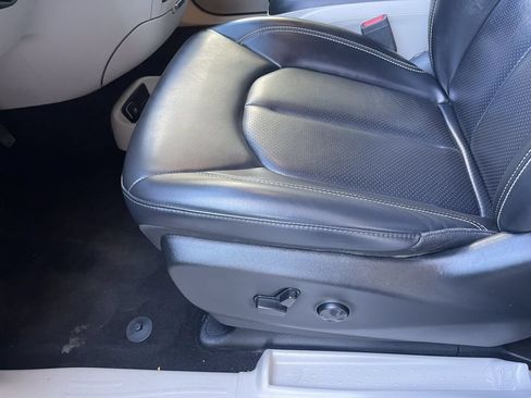 Used 2023 Chrysler Pacifica Touring-L FWD image 15